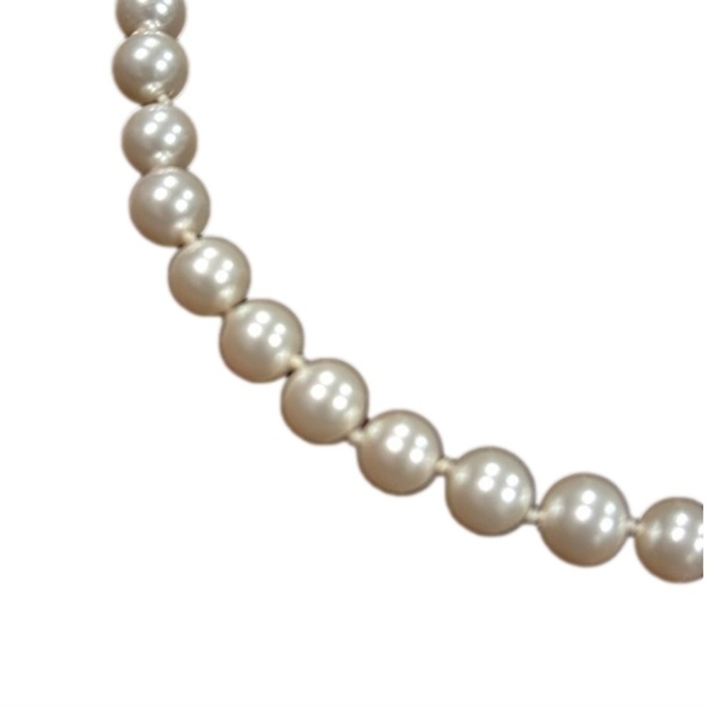 Pearl necklace - Choker.. Very pretty. Classic style I’m Not sure if real or not